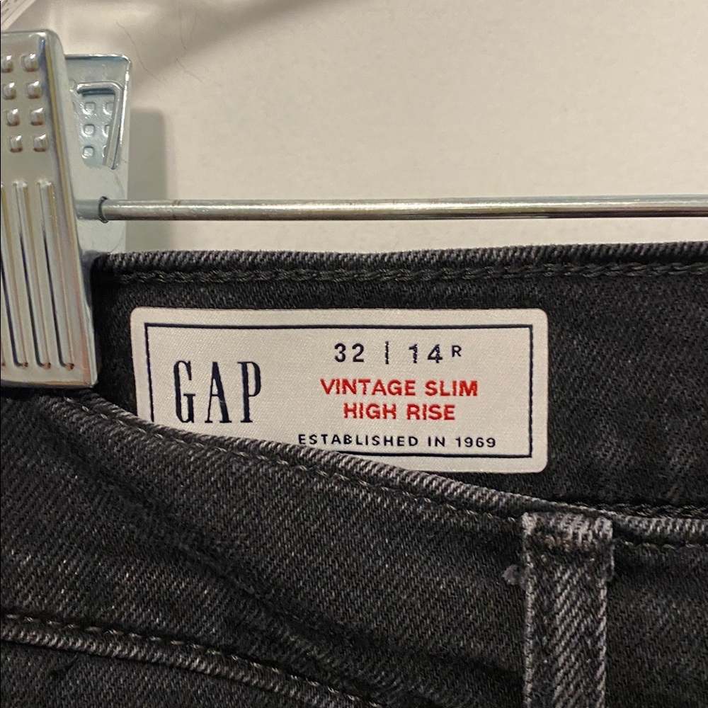 GAP Vintage Slim High Rise Jeans - black
Size 32/14 - Picture 2 of 5